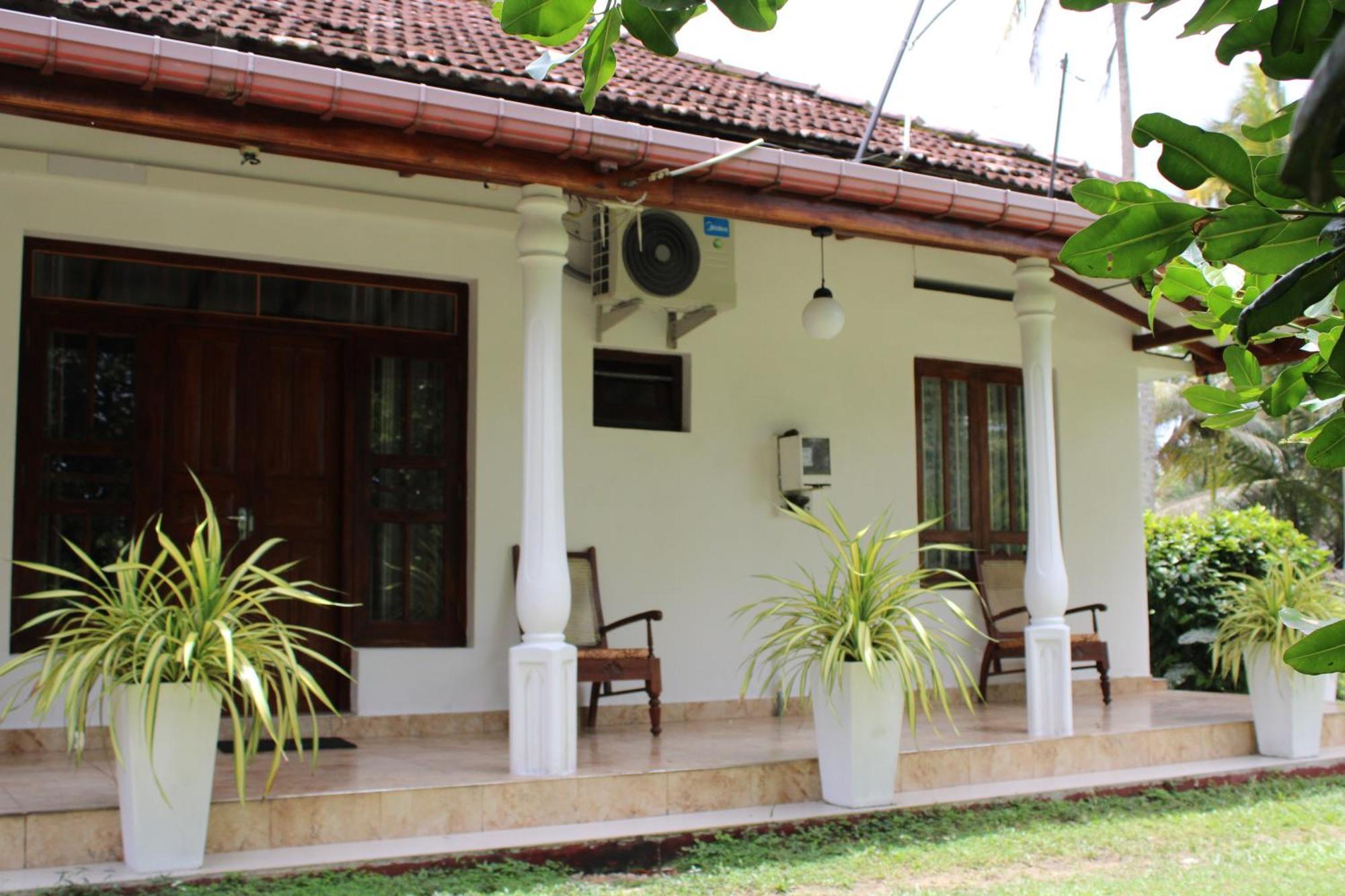 Sun And Surf Rest Hotel Ahangama Exterior photo